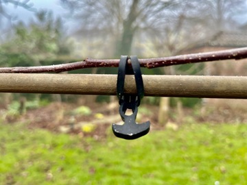Nach Bedarf kann der Binder festgezogen werden. Nach Bedarf kann der Binder festgezogen werden.